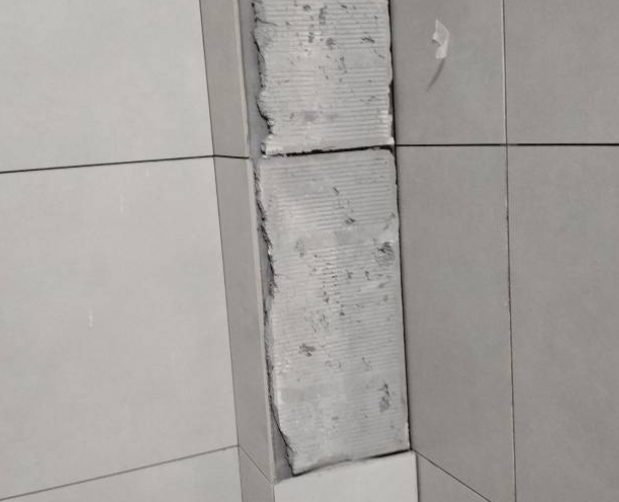 正镶白旗瓷砖空鼓维修公司分享下瓷砖施工前基层浇水润湿程度不足，可能导致以下问题